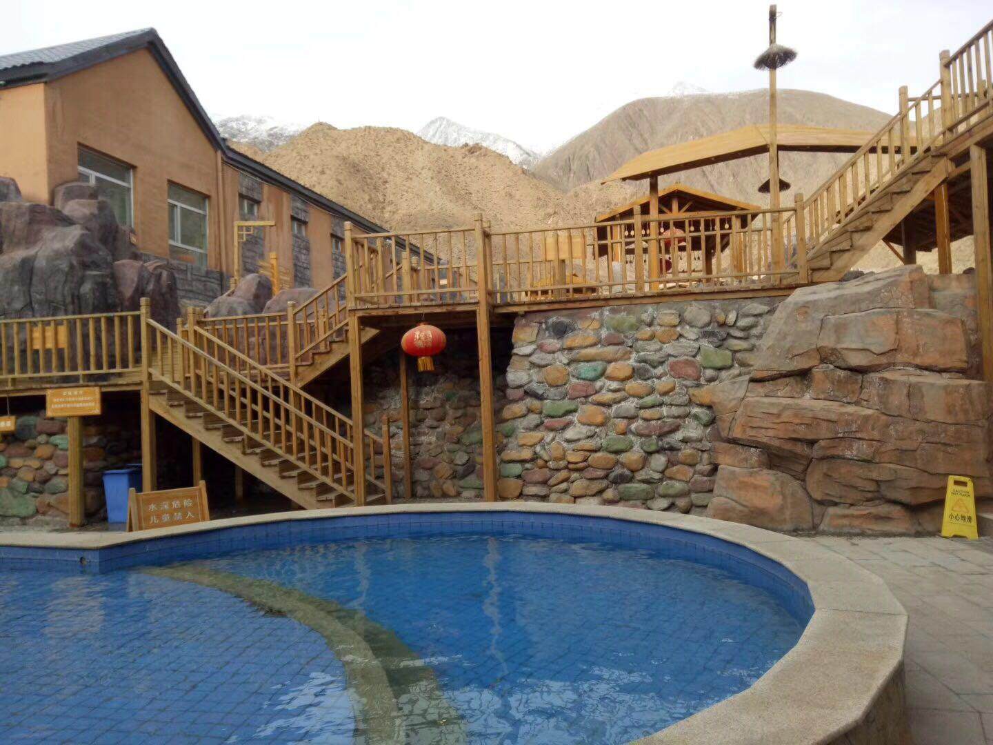 派酒店是锦江旗下连锁酒店,酒店位于大柴旦行委人民路与义海街十字