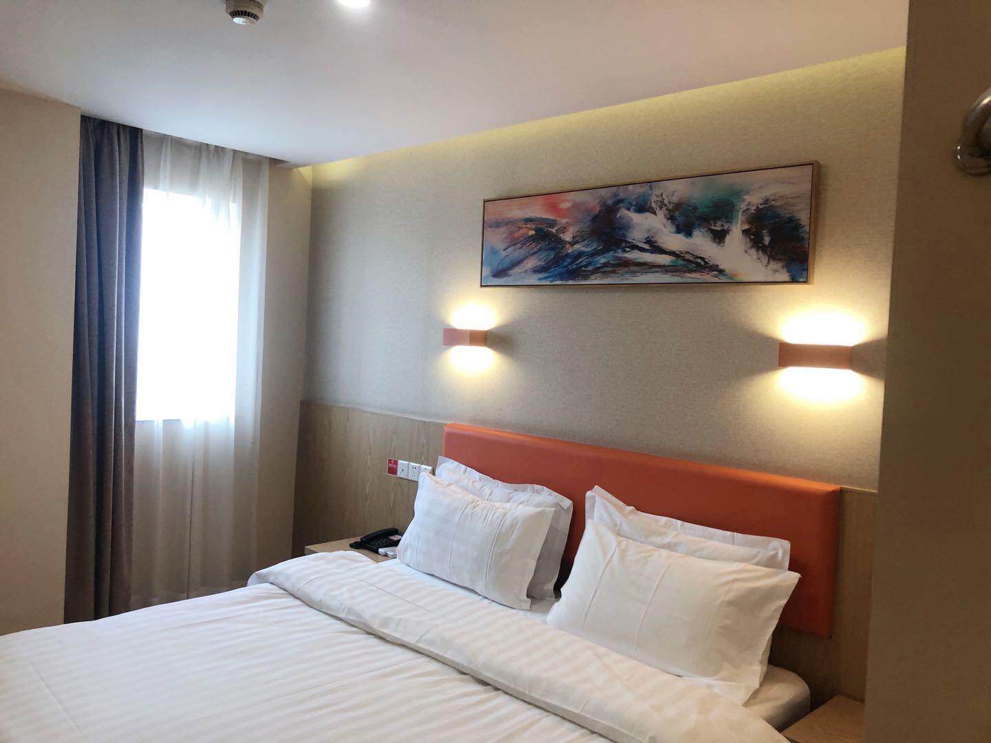 7天优品上海徐家汇龙华路地铁站店