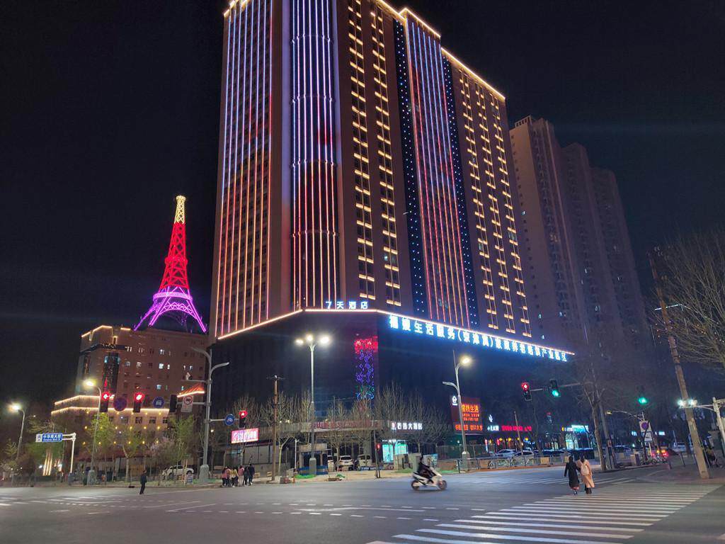 酒店位于石家庄市桥西区中华南大街与新石南路交叉口处汇龙国际5-6层