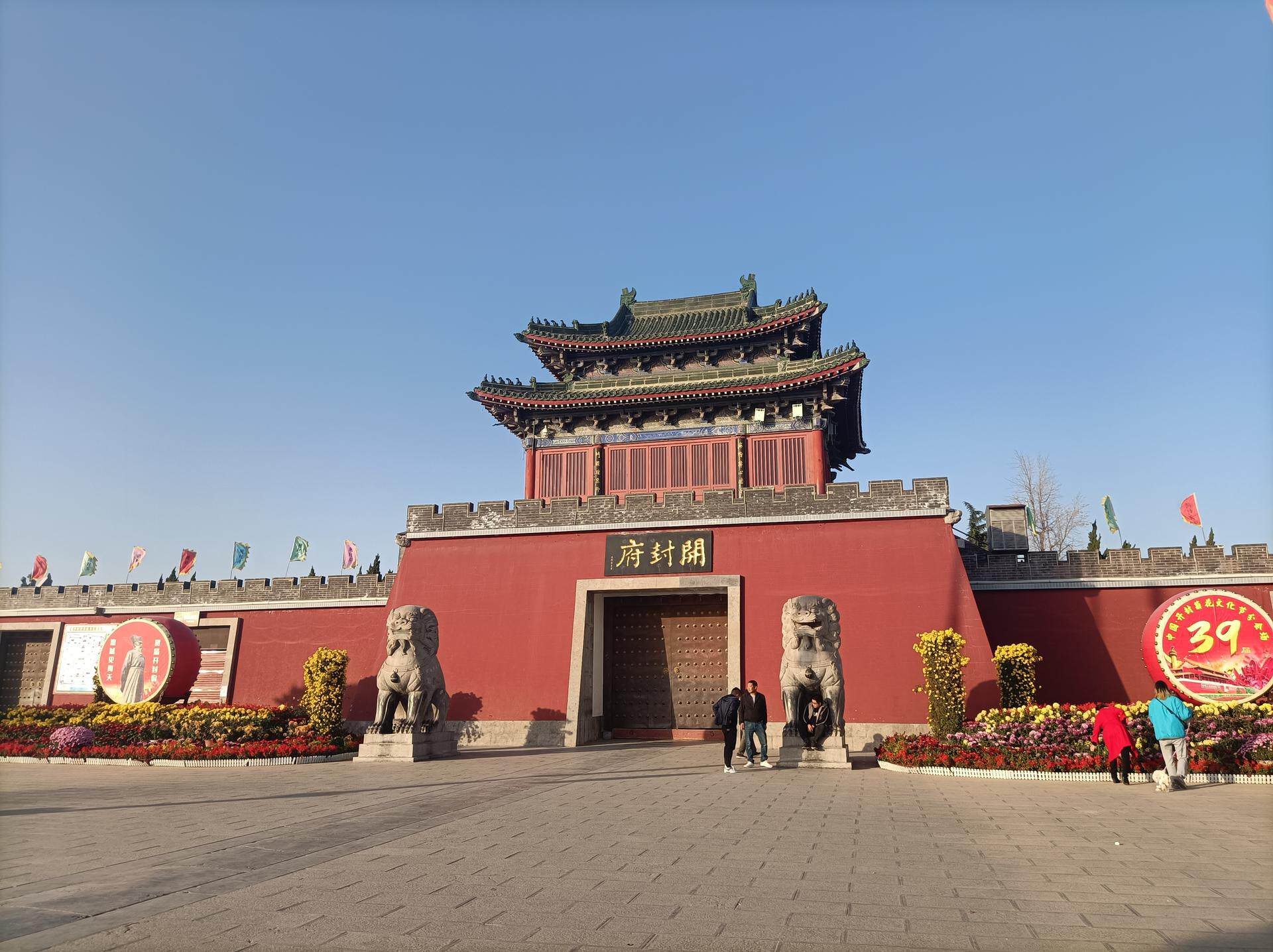 酒店拥有可容纳500车位的大型收费停车场,距龙亭景区大门150米,大商